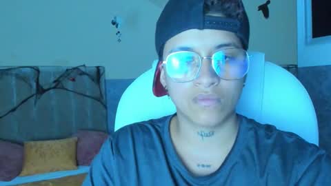 Snapshot of dominick_joness chatting on October 15, 5:00 am Dominick  online show from October 15, 5:00 am