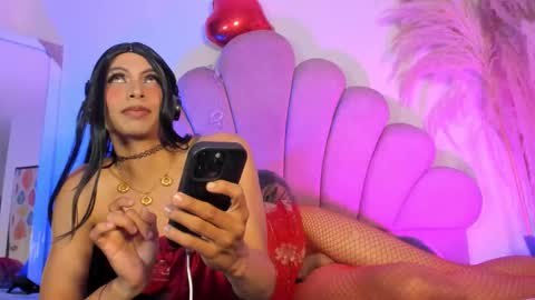 dominique online show from March 25, 8:04 pm