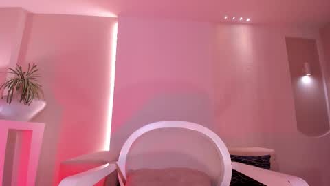  Donna Stonne  online show from December 22, 5:25 am