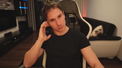 Dorian Reyes online show from February 7, 2:03 am