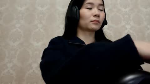 YuKi  online show from October 31, 6:30 pm