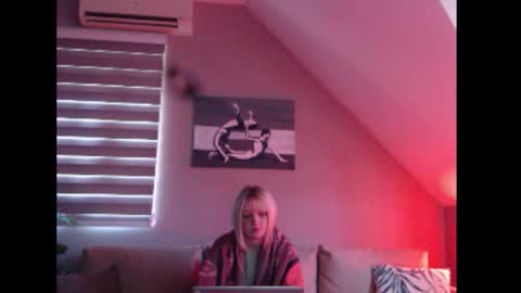 Snapshot of dreamcatcherfantasy chatting on October 27, 8:03 am A girl online show from October 27, 8:03 am