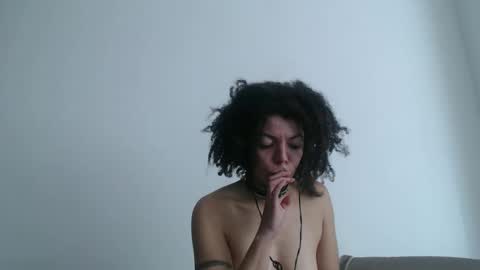 DreamyLatina online show from October 18, 4:00 pm