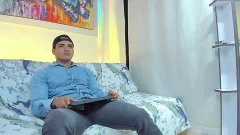 dwayne_esteven10 online show from May 1, 10:48 pm