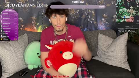 Snapshot of dylandaniel69 chatting on December 5, 11:01 pm Dylan Daniel 7.8 online show from December 5, 11:01 pm
