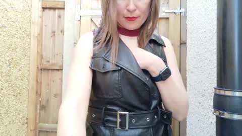 Nadia Ferreira  online show from April 8, 9:56 am