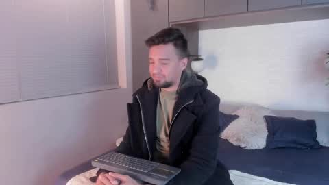 Snapshot of edward_maxx chatting on March 7, 3:51 am Eduardo online show from March 7, 3:51 am
