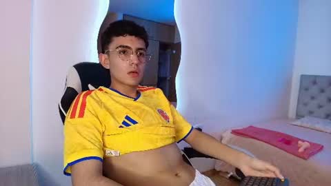 E I T H A N  online show from June 17, 10:15 pm