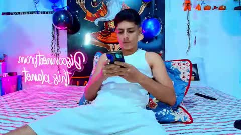 elias_salvatore_ online show from February 27, 8:56 pm