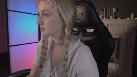 Ellie online show from April 19, 5:19 am