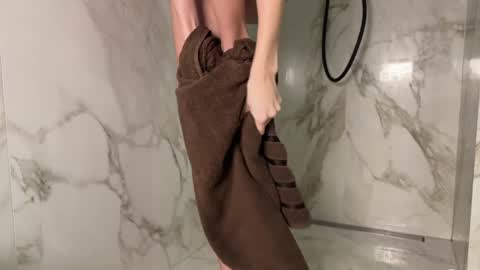 Snapshot of elisonnina chatting on January 7, 1:17 am Nina online show from January 7, 1:17 am