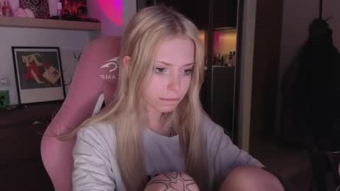 Elizabeth online show from March 25, 6:47 pm