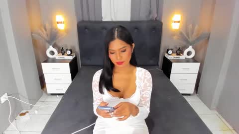 Ella online show from December 3, 8:33 pm