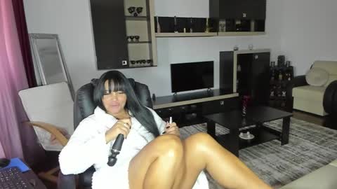 Ella online show from April 8, 9:01 am