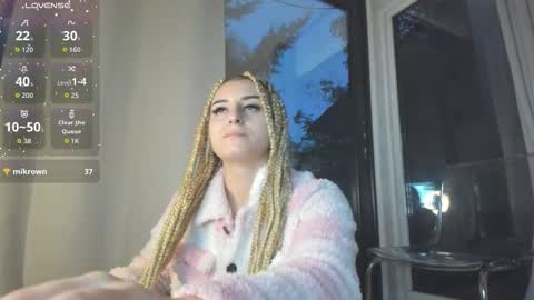 ella_vee online show from October 29, 4:25 am