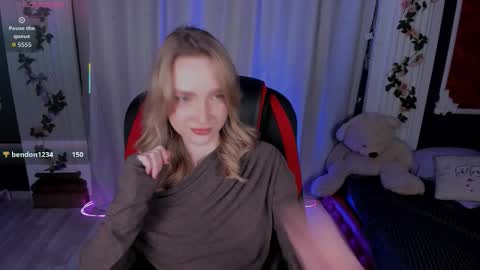 Ella online show from December 20, 3:08 pm