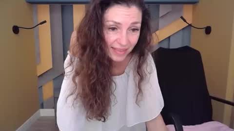 EllaLongs online show from November 21, 2:15 pm