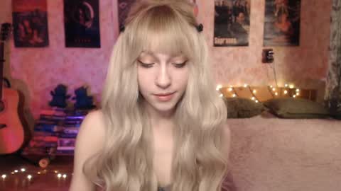 Snapshot of ellie_friendly chatting on January 20, 12:15 am ellie_friendly online show from January 20, 12:15 am