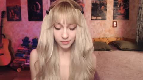 Snapshot of ellie_friendly chatting on February 2, 12:09 am ellie_friendly online show from February 2, 12:09 am