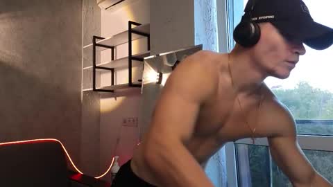 elliot_muscle04 online show from September 22, 3:32 am
