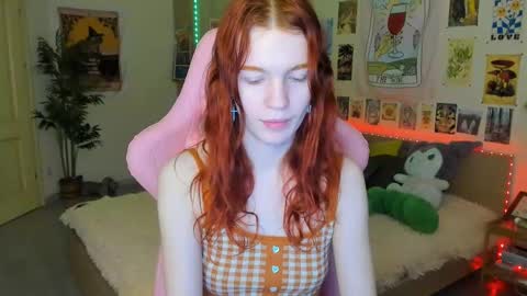 Snapshot of elly_milas chatting on March 6, 8:41 am Elly     Fansly  online show from March 6, 8:41 am