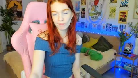 Snapshot of elly_milas chatting on March 9, 8:07 am Elly     Fansly  online show from March 9, 8:07 am