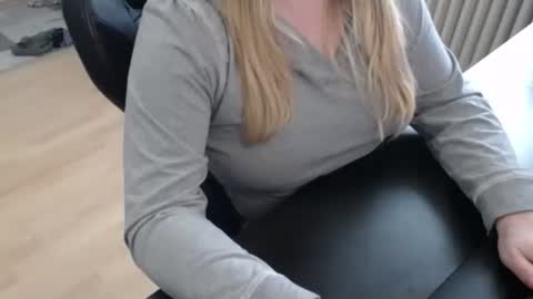 Elly online show from October 8, 2:01 pm