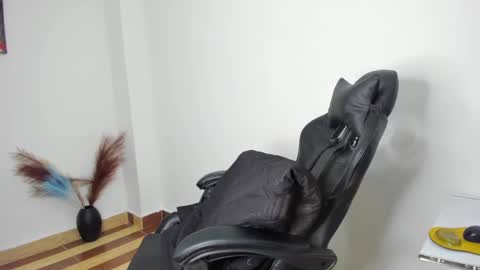 Snapshot of emattaylor chatting on December 30, 11:26 am . online show from December 30, 11:26 am