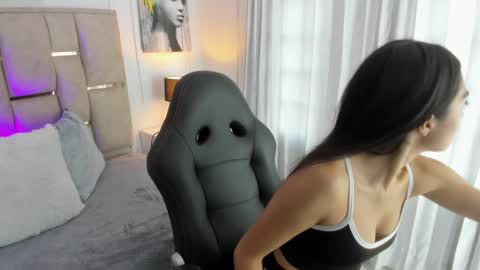 Snapshot of emelie_ch_ chatting on December 2, 9:45 pm Emily  online show from December 2, 9:45 pm