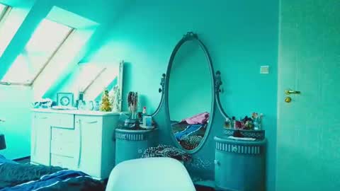 Emila online show from December 9, 1:13 pm