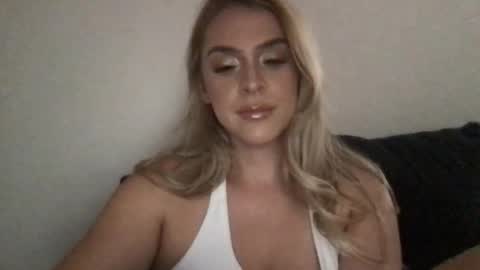 Snapshot of emilelovesyou chatting on October 22, 7:22 am emilelovesyou online show from October 22, 7:22 am