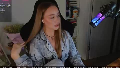 Emili online show from November 28, 2:24 pm