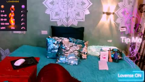 Snapshot of emili_roux chatting on March 7, 9:27 pm Emili roux online show from March 7, 9:27 pm