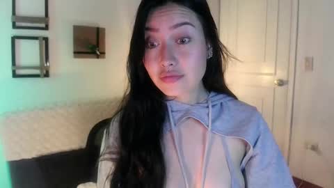 Snapshot of emily_swan_04 chatting on February 20, 1:57 am Emily  Swan online show from February 20, 1:57 am