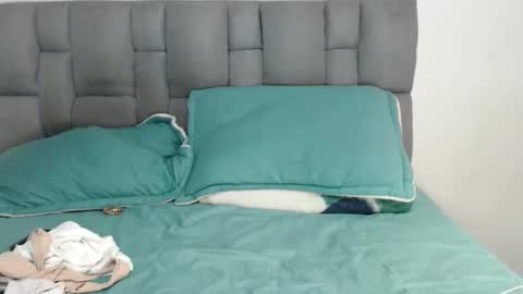 Snapshot of emilycute_18 chatting on October 1, 6:18 pm emily online show from October 1, 6:18 pm