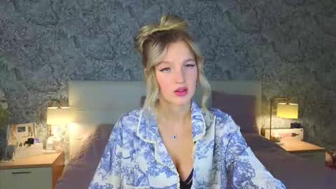 emilydancee online show from November 7, 4:15 am