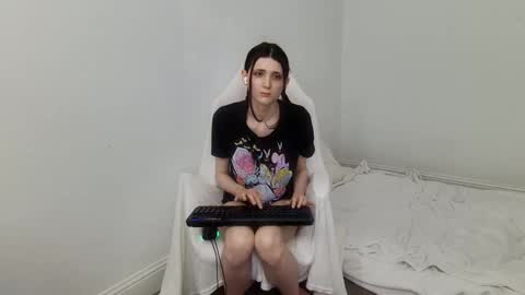 emilyfox5 online show from November 11, 9:33 am