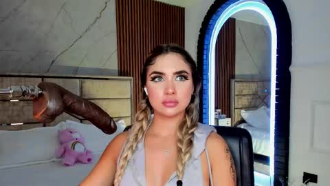 Emily Hendrix online show from October 8, 9:32 pm