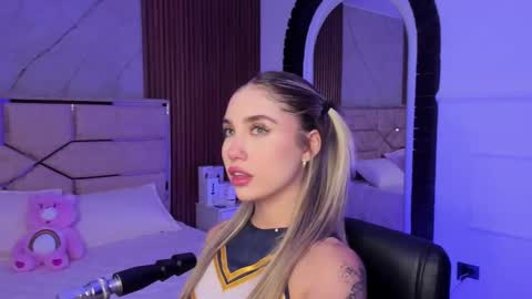 Emily Hendrix online show from February 12, 9:01 pm