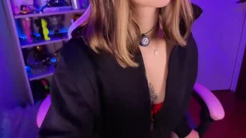 VALEEEN online show from May 4, 3:40 pm