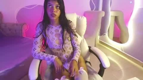 emilylondon_22 online show from April 23, 2:19 pm