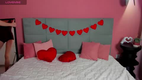 emilymagnificent online show from February 13, 1:53 am