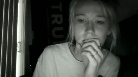 Snapshot of emilywarren296 chatting on October 25, 1:22 pm emilywarren296 online show from October 25, 1:22 pm