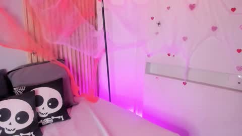 emmaclark_1 online show from October 24, 9:48 pm