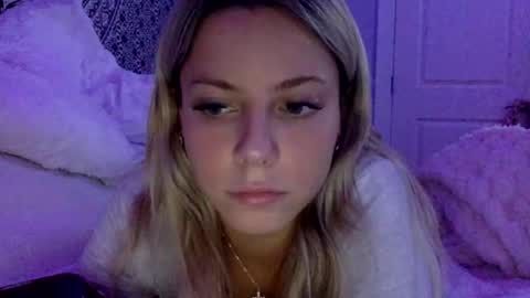 emmareaxo online show from May 13, 1:37 am
