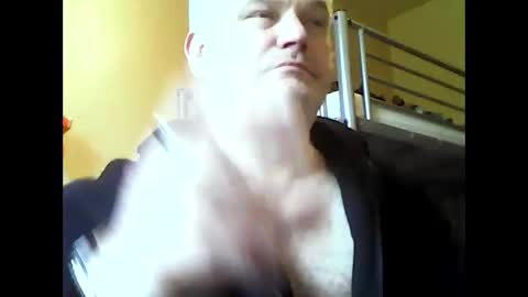 Snapshot of englishguysurrey chatting on October 15, 9:21 am englishguysurrey online show from October 15, 9:21 am