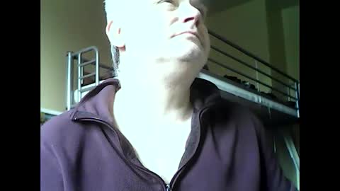 Snapshot of englishguysurrey chatting on March 10, 10:50 am englishguysurrey online show from March 10, 10:50 am