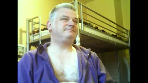 Snapshot of englishguysurrey chatting on December 2, 8:14 am englishguysurrey online show from December 2, 8:14 am