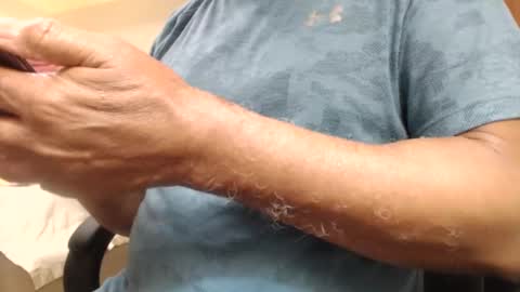 Snapshot of escorpion51 chatting on December 12, 1:10 am escorpion51 online show from December 12, 1:10 am