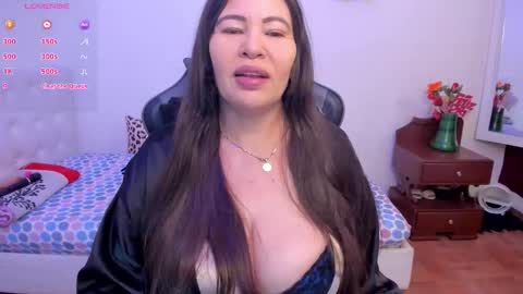 Snapshot of esmeralda_milf1 chatting on October 12, 8:00 pm esme online show from October 12, 8:00 pm